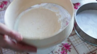 Bir kadın bir elek un sifts