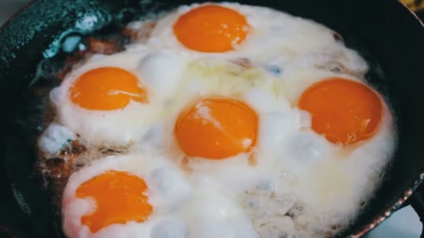 Les œufs frits du matin sont rôtis dans une casserole sur la cuisine de la maison 