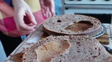 İçinde büyük bir delik ile sadece pişmiş pasta şımarık
