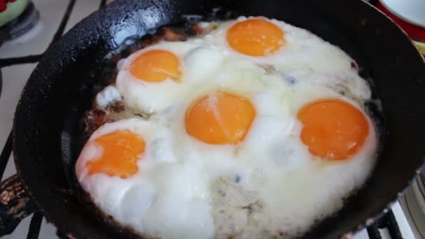 Les œufs frits du matin sont rôtis dans une casserole sur la cuisine de la maison 