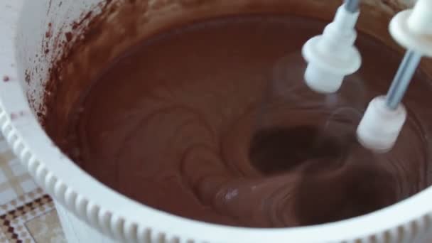 Baka en tårta - blanda ingredienser med en elektrisk mixer — Stockvideo