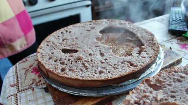 Только что испеченный пирог испорченный с огромной дырой внутри — стоковое видео