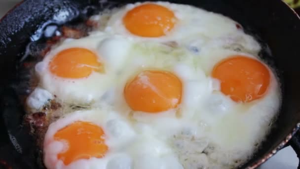 Sabah kızarmış yumurta üzerinde ev mutfak bir tavada kavrulmuş — Stok video