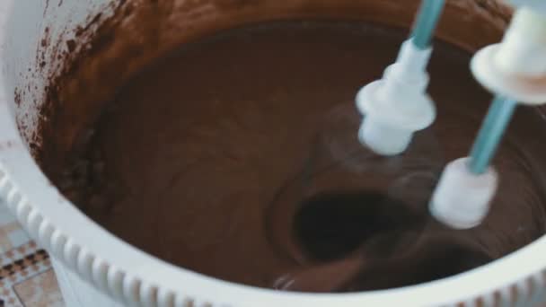 Выпечка торта - смешивание ингредиентов с электрическим смесителем рук — стоковое видео