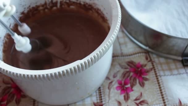 Kuchen backen - Zutaten mit einem elektrischen Handmixer mischen — Stockvideo