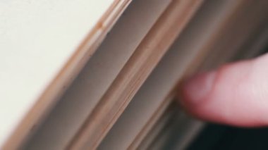 Eski bir kitabın sayfalarını kapatıyorum.