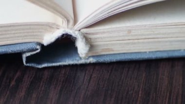 kitap sayfaları açma