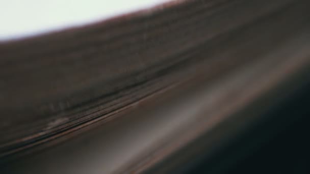 Tourner les pages d'un vieux livre close-up 