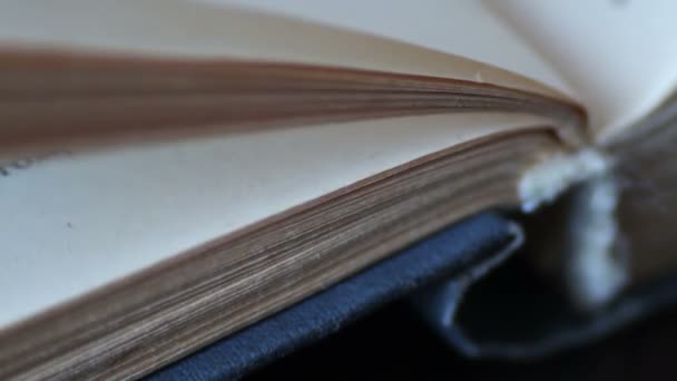 Κύλιση ενός βιβλίου στη μακροεντολή — Αρχείο Βίντεο