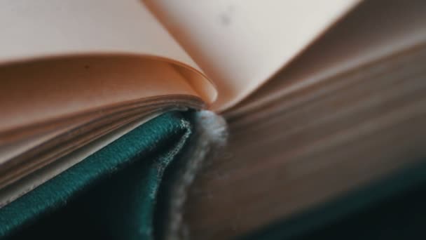 Tourner les pages d'un vieux livre close-up 