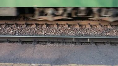 Tren rayları closeup hareketli tekerlekleri