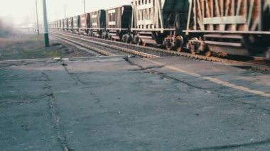 Yük treni demiryolu üzerinde sürmek