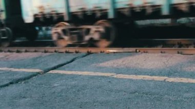 Tren rayları closeup hareketli tekerlekleri