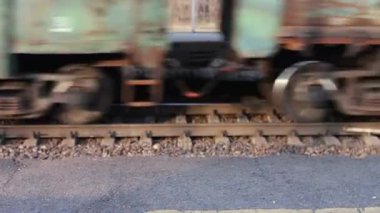 Tren rayları closeup hareketli tekerlekleri