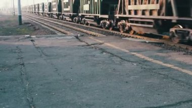 Yük treni demiryolu üzerinde sürmek