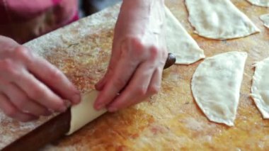 Kadın evde pişirme için kıyma biber ekleyin