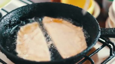 Ev hanımı chebureks Pan - Gürcü ulusal yemek pişirir