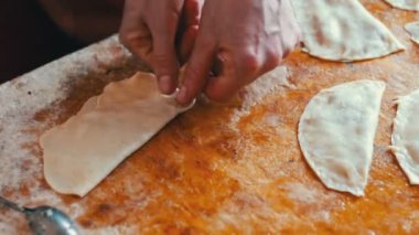 Ev hanımı chebureks Pan - Gürcü ulusal yemek pişirir