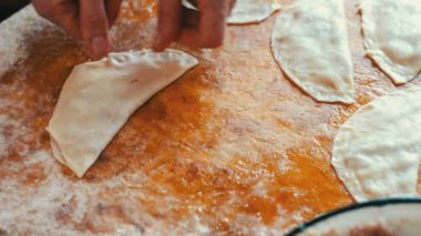 Kadın evde pişirme için kıyma biber ekleyin