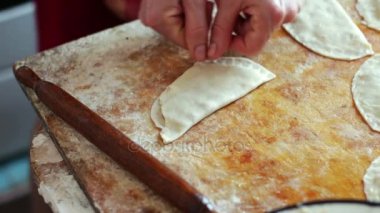 Kadın etli turtalar, hamur ve dolgu, yakın çekim ile çalışma hazırlar
