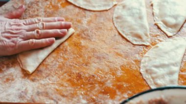 Kadın etli turtalar, hamur ve dolgu, yakın çekim ile çalışma hazırlar