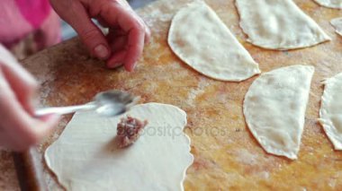 Kadın evde pişirme için kıyma biber ekleyin