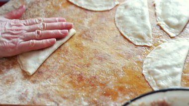 Kadın evde pişirme için kıyma biber ekleyin