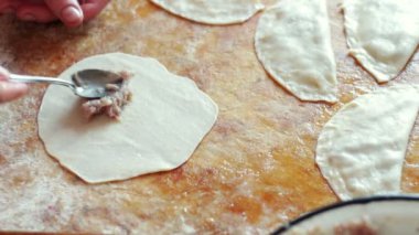 Kadın evde pişirme için kıyma biber ekleyin