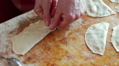 Kadın evde pişirme için kıyma biber ekleyin