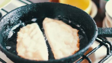 Ev hanımı chebureks Pan - Gürcü ulusal yemek pişirir