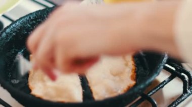 Ev hanımı chebureks Pan - Gürcü ulusal yemek pişirir