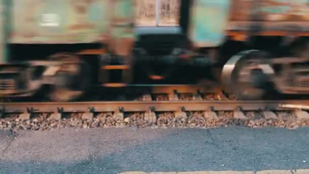 Kola ve vlaku pohybující se podél kolejí closeup — Stock video
