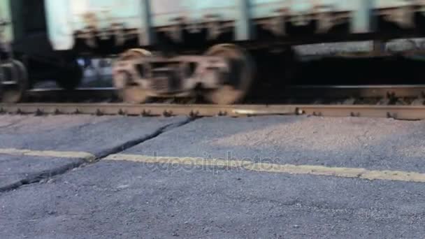 Wheels of the train moving along the rails closeup — Stock Video