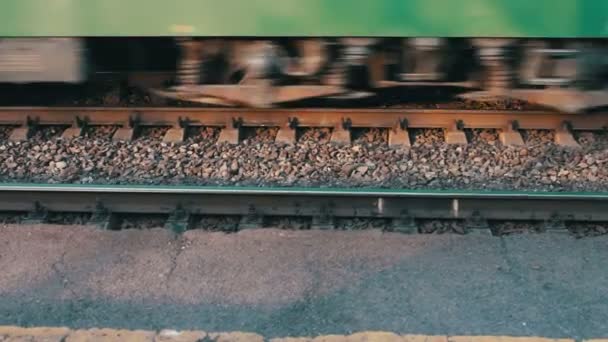 Rodas do trem se movendo ao longo dos trilhos close-up — Vídeo de Stock