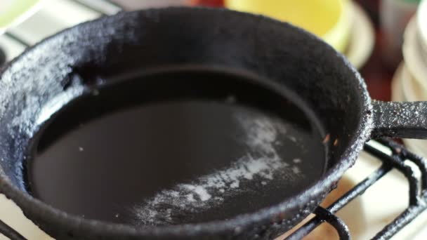 Despejar óleo na frigideira - pronto para fritar. Panela quente oleosa - close-up em cima de uma telha de cozinha quente . — Vídeo de Stock
