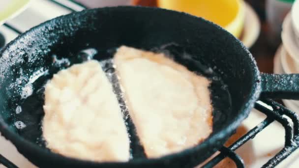 Ev hanımı chebureks Pan - Gürcü ulusal yemek pişirir — Stok video