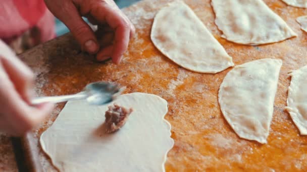 Hemmafru stekar chebureks i pan - georgiska nationalrätt — Stockvideo