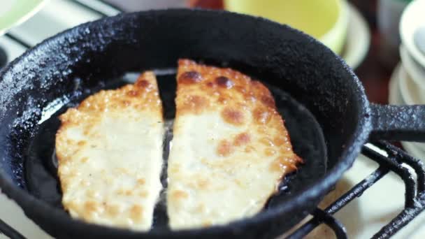 Pâtes cheburek avec de la viande frite dans l'huile de tournesol dans la poêle — Video