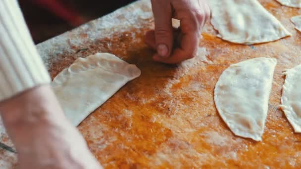家庭主妇烤 chebureks 在潘-格鲁吉亚国家菜 — 图库视频影像