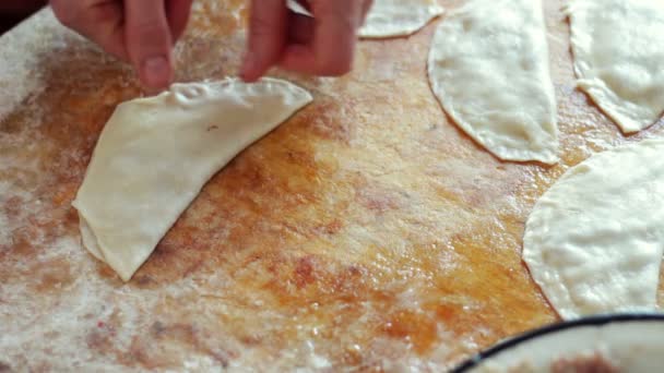 La donna prepara torte di carne, lavorando con l'impasto e riempiendo, primo piano — Video Stock