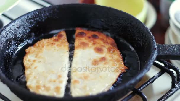 Pasteles cheburek con carne frita en aceite de girasol en sartén — Vídeos de Stock