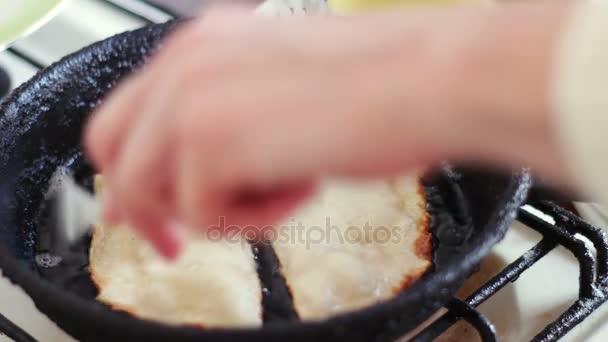Pasteles cheburek con carne frita en aceite de girasol en sartén — Vídeos de Stock