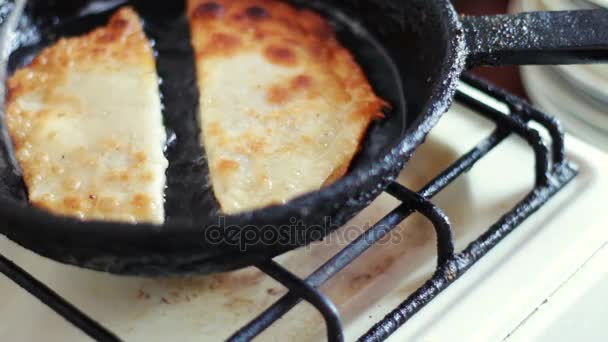 Pasties cheburek with meat fried in sunflower oil in frying pan — Stock Video