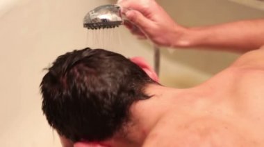 Su sıçrama vurmanın kafa mans.