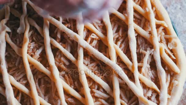 Cocinero decora pastel de manzana — Vídeos de Stock