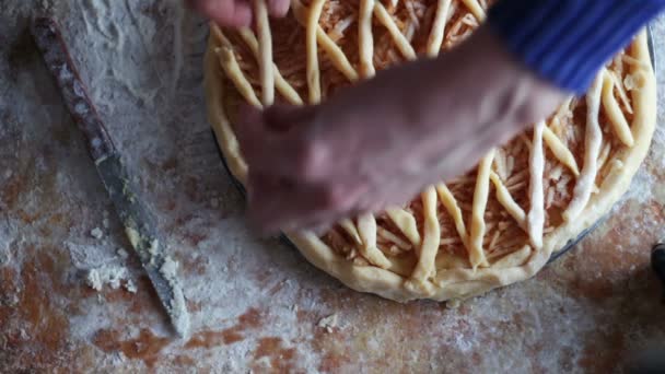 Uma mulher está preparando uma torta de maçã em uma cozinha doméstica — Vídeo de Stock