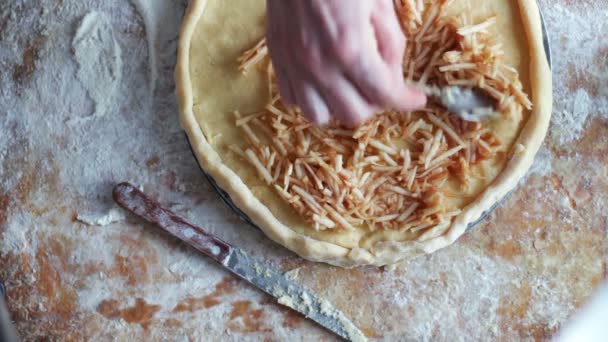 Жінка готує яблучний пиріг на домашній кухні — стокове відео
