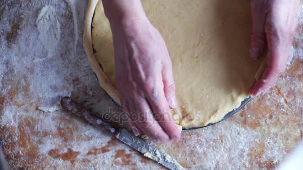 Une femme prépare une tarte aux pommes dans une cuisine familiale — Video