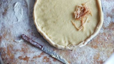 Bir kadın bir elmalı turta ev bir mutfak hazırlanıyor