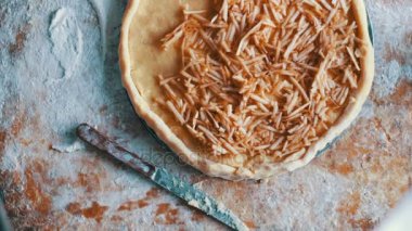 Elmalı pasta pişirme için hazırlanıyor
